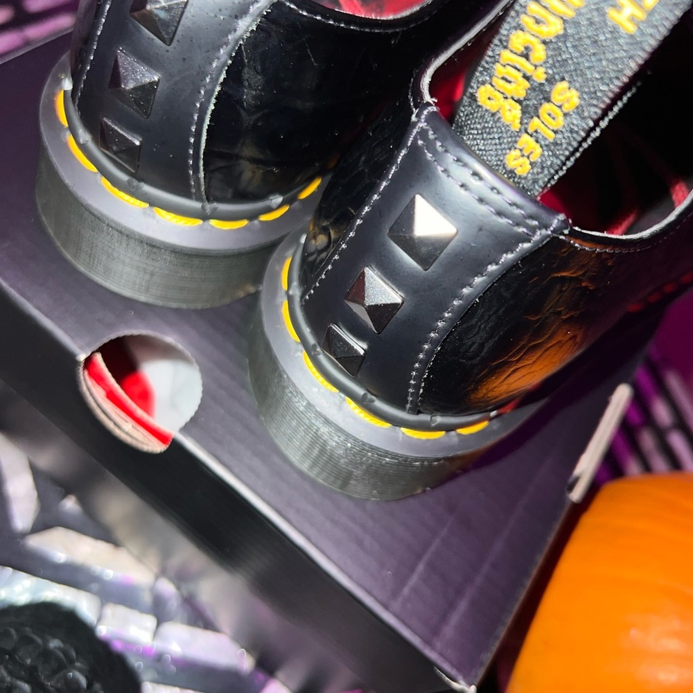 Dr. Martens Lost Boys Boots!❤️Limited Edition!🖤Doctor Martens!Womens 6, Men’s 4 - Picture 10 of 10